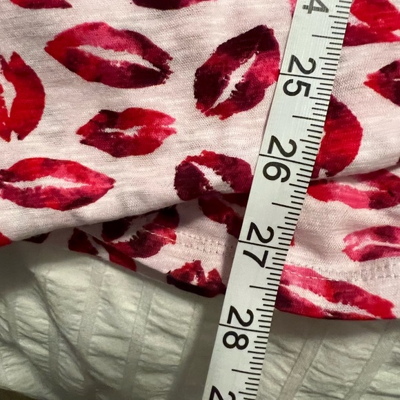 Torrid Classic Fit, Lip design, T-shirt, Size 2 - Picture 6 of 6